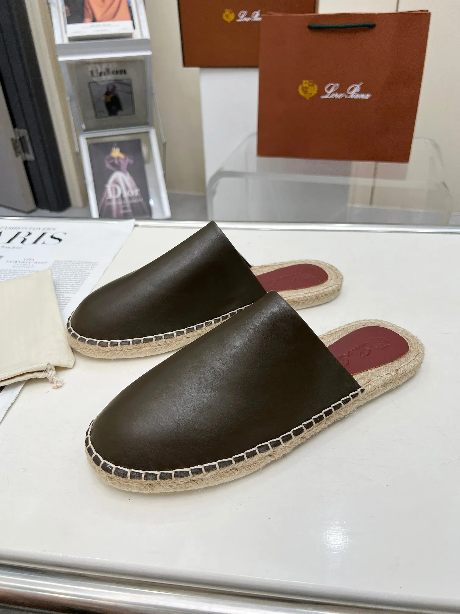 Men's men's shoes 💰520 🧚‍♂️.Loro Piana*👉Top genuine high-end fisherman's shoes and half-drag style👉Buy the original 1:1 copy💯💯💯 Founded the existing Loro Piana company on April 24, 1924. It is now the sixth generation of family business, providing high-quality products to customers who are discerning about taste and quality. ❤️Imported calfskin fabric. The lining is made of A-grade sweat-absorbent and breathable lining. 💯💯💯 Purely handmade. 💯Authentic packaging. Original one-to-one molded outsole. The favorite sandals of Middle Eastern tycoons. Code number: 39-46.